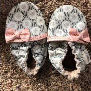 Robeez baby girl shoe size 0-6 months